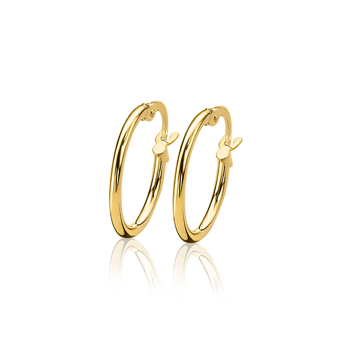 Pendientes de aro dorados con un pequeño detalle en forma de mariposa.