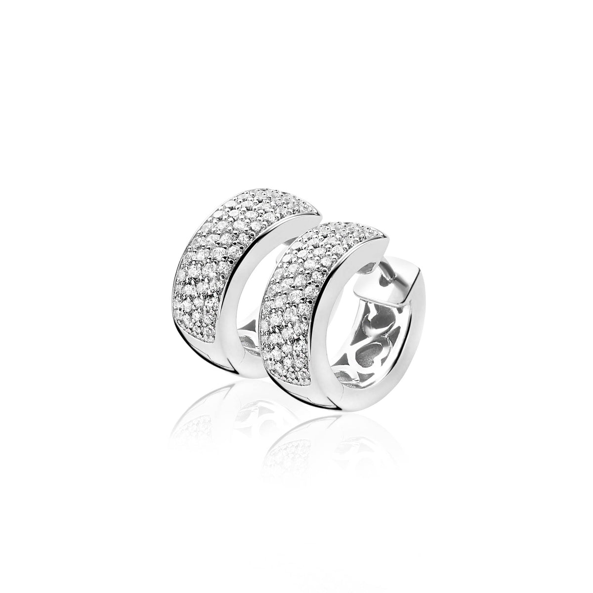 Pendientes de aro plateados con pavé de circonitas brillantes.