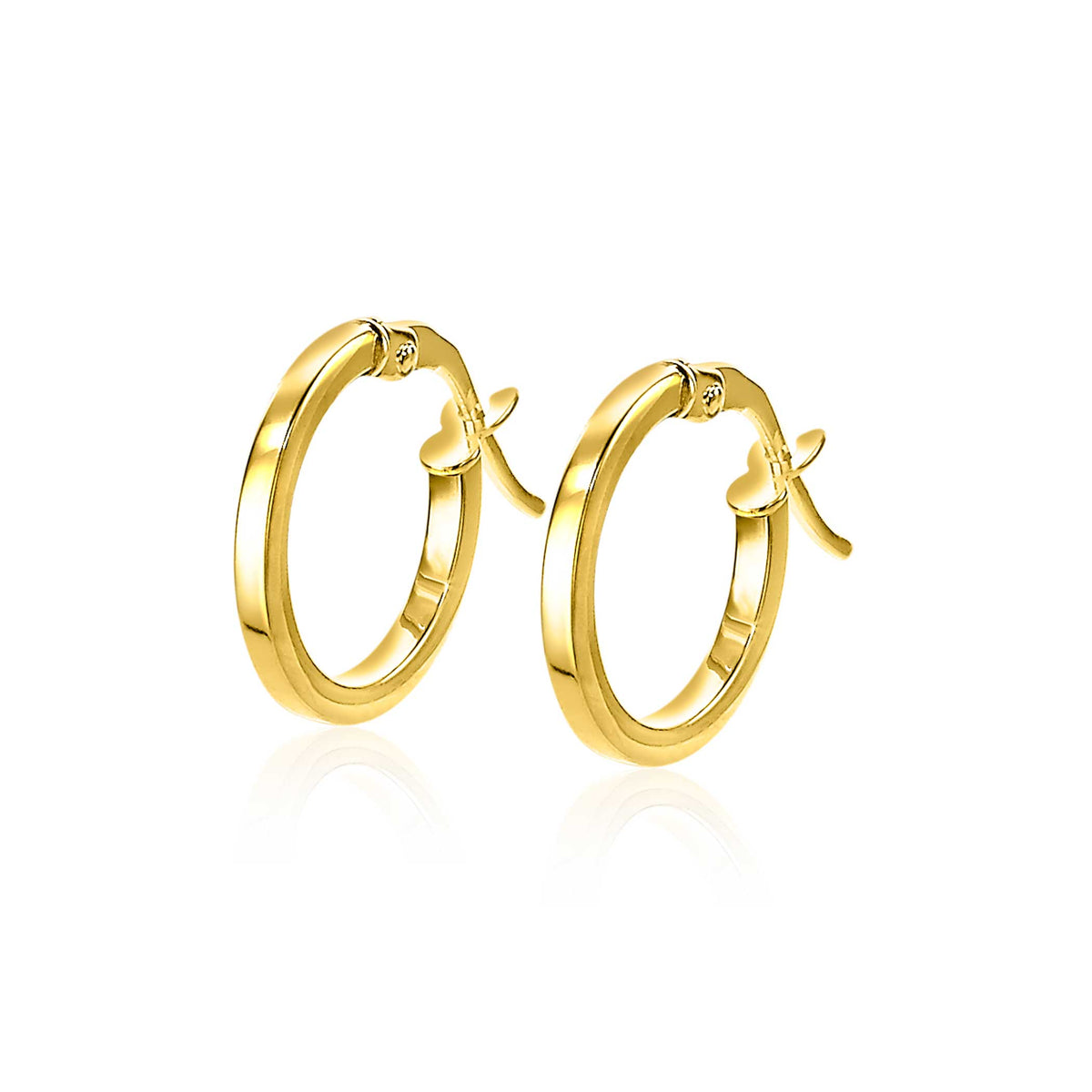 Pendientes de aro dorados con un diseño simple y acabado brillante.