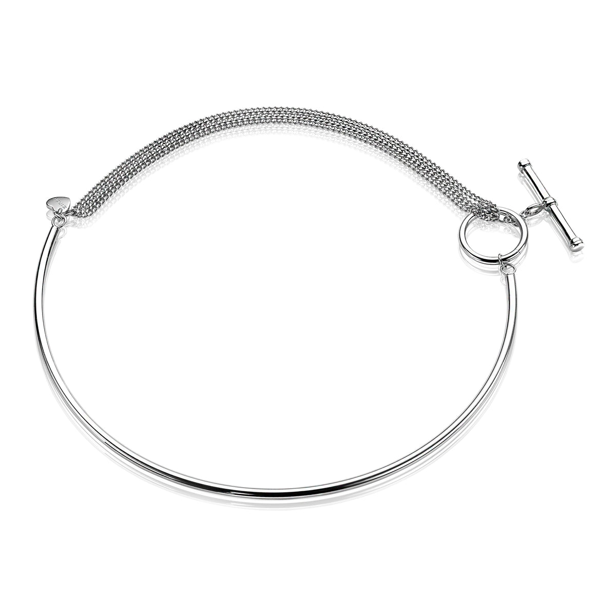 Collar de plata con diseño minimalista y cierre tipo T, de forma circular y acabado brillante.