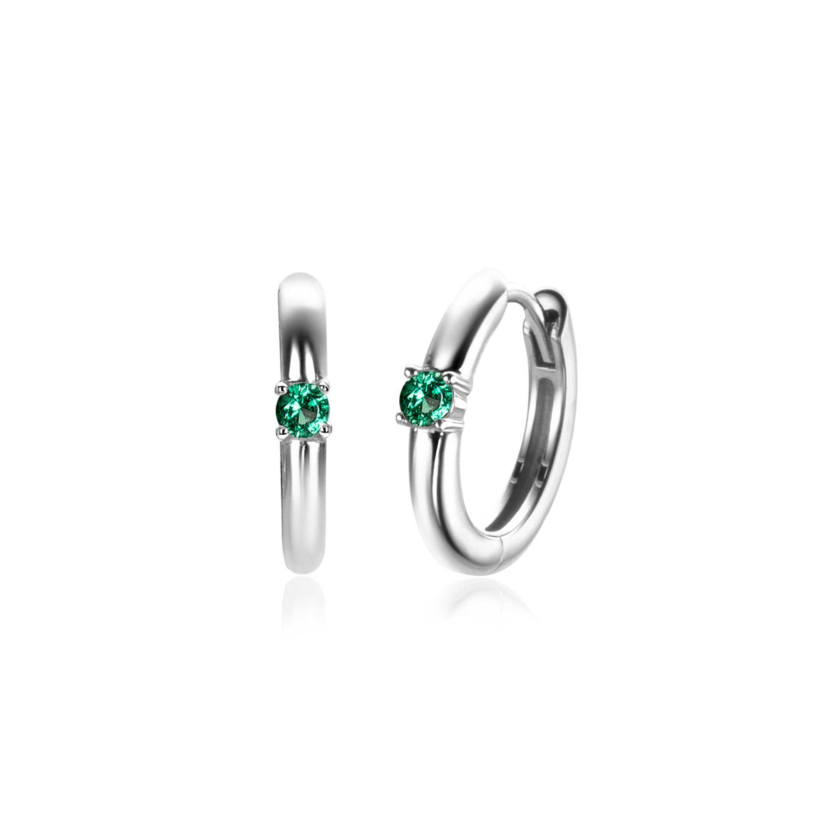 Pendientes de aro plateados con un cristal verde en el centro.