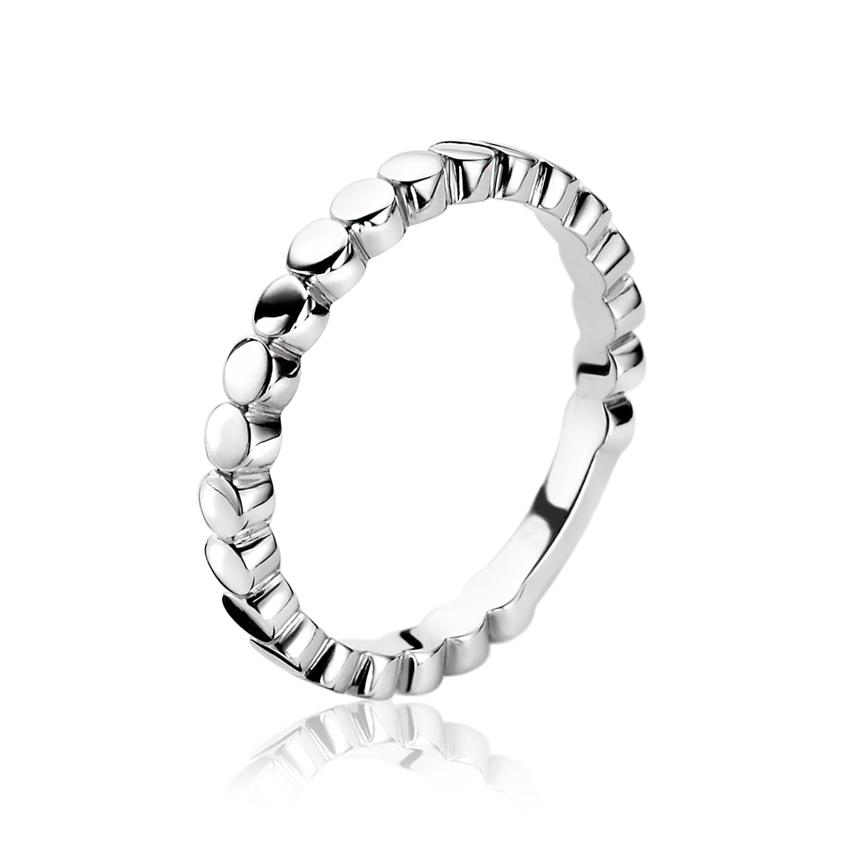Anillo de plata con un diseño de pequeñas formas ovaladas en toda su superficie.