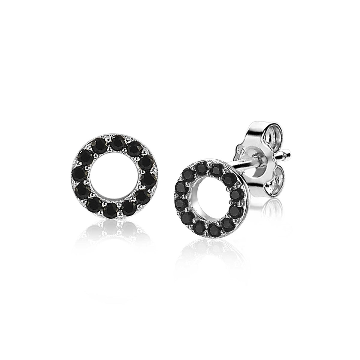 Pendientes de plata con forma de aro, decorados con piedras negras en el contorno.