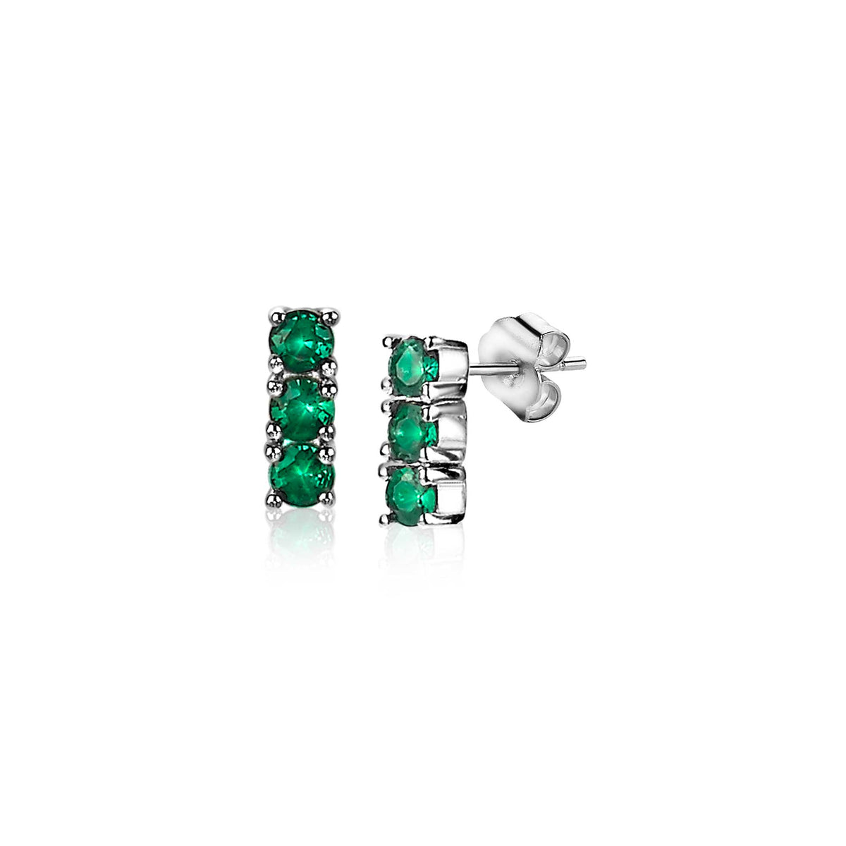 Pendientes de plata con tres piedras verdes en un diseño lineal.