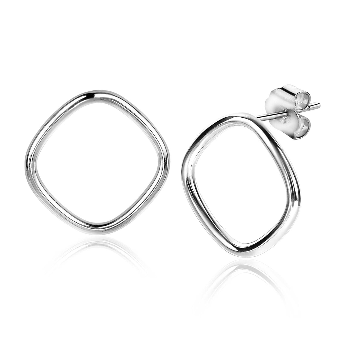 Pendientes de plata con forma cuadrada y diseño minimalista.