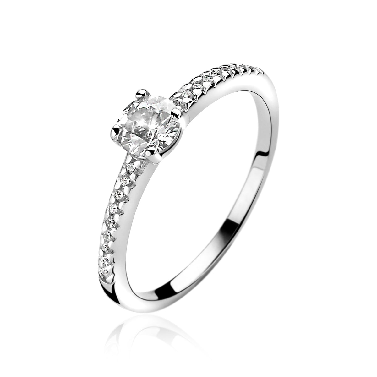 Anillo de plata con piedra central brillante y detalles de circonitas en los laterales.
