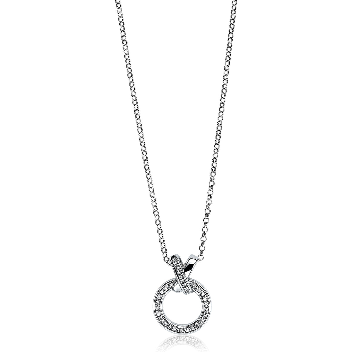 Collar de plata con colgante en forma de círculo adornado con piedras brillantes.
