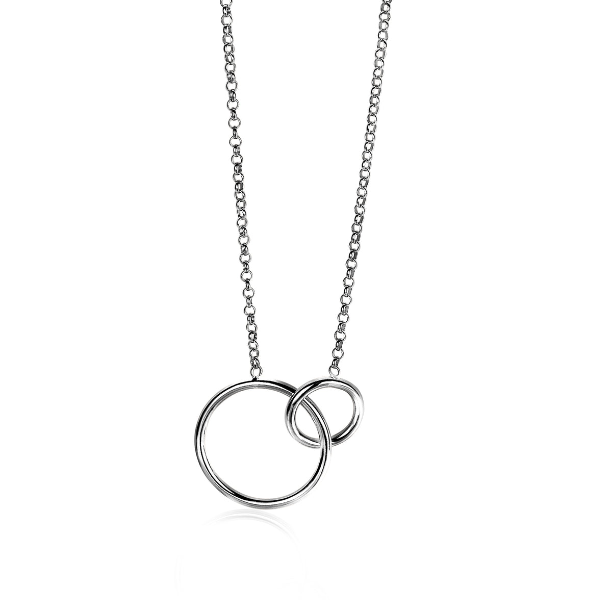 Collar de plata con dos aros entrelazados y cadena delicada.