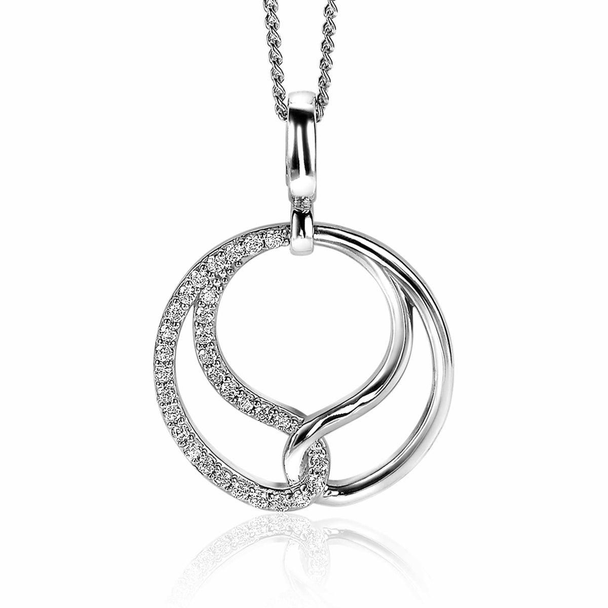 Colgante de plata con diseño entrelazado y detalles de circonitas brillantes.