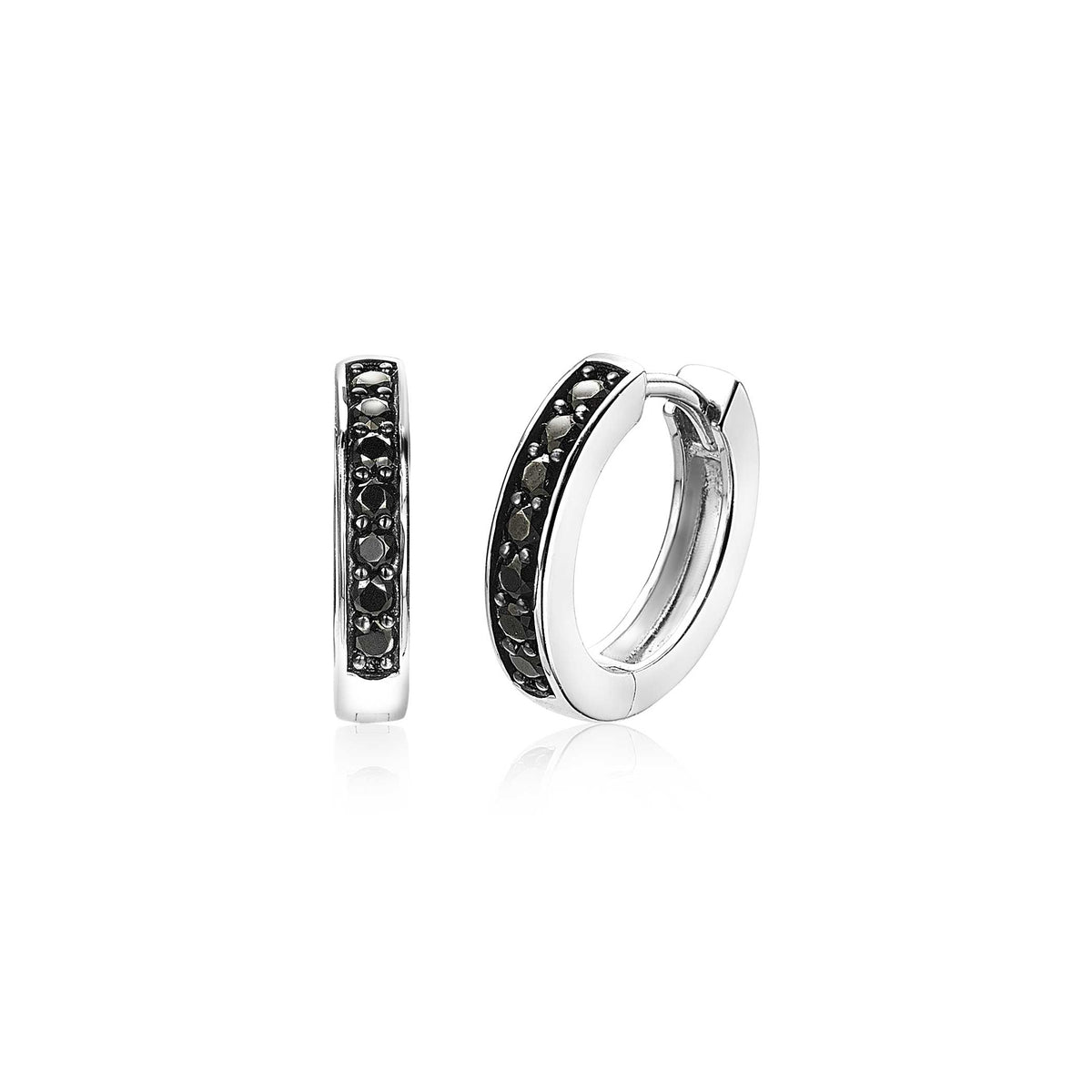Pendientes de aro de plata con detalles en negro.