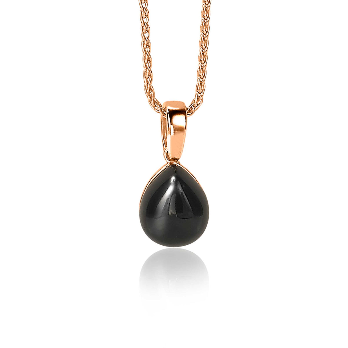 Colgante en forma de gota, con acabado dorado y piedra negra, suspendido de una cadena delgada.
