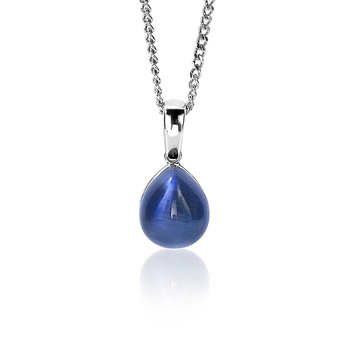 Colgante de plata con forma de gota y piedra azul brillante, suspendido de una cadena fina.