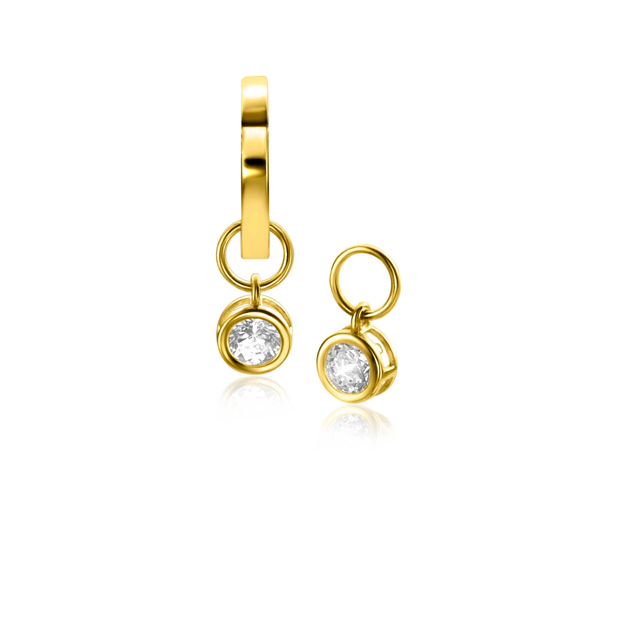Pendientes de oro con un charm que contiene una piedra brillante en el centro.