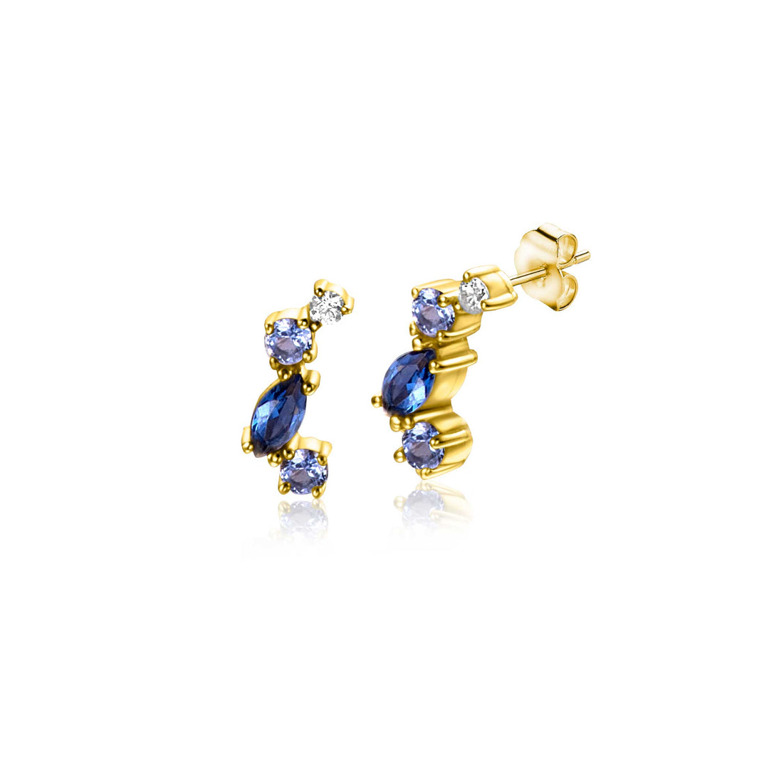 De Zinzi Oorbellen Goud Zgo381 oorbellen van Zinzi tonen een verticale opstelling van drie marquise-geslepen blauwe zirkonia stenen en twee ronde geslepen witte zirkonia stenen. Deze elegante gouden oorstekers zijn geplaatst tegen een effen witte achtergrond, allemaal met stevige steker achterkanten.