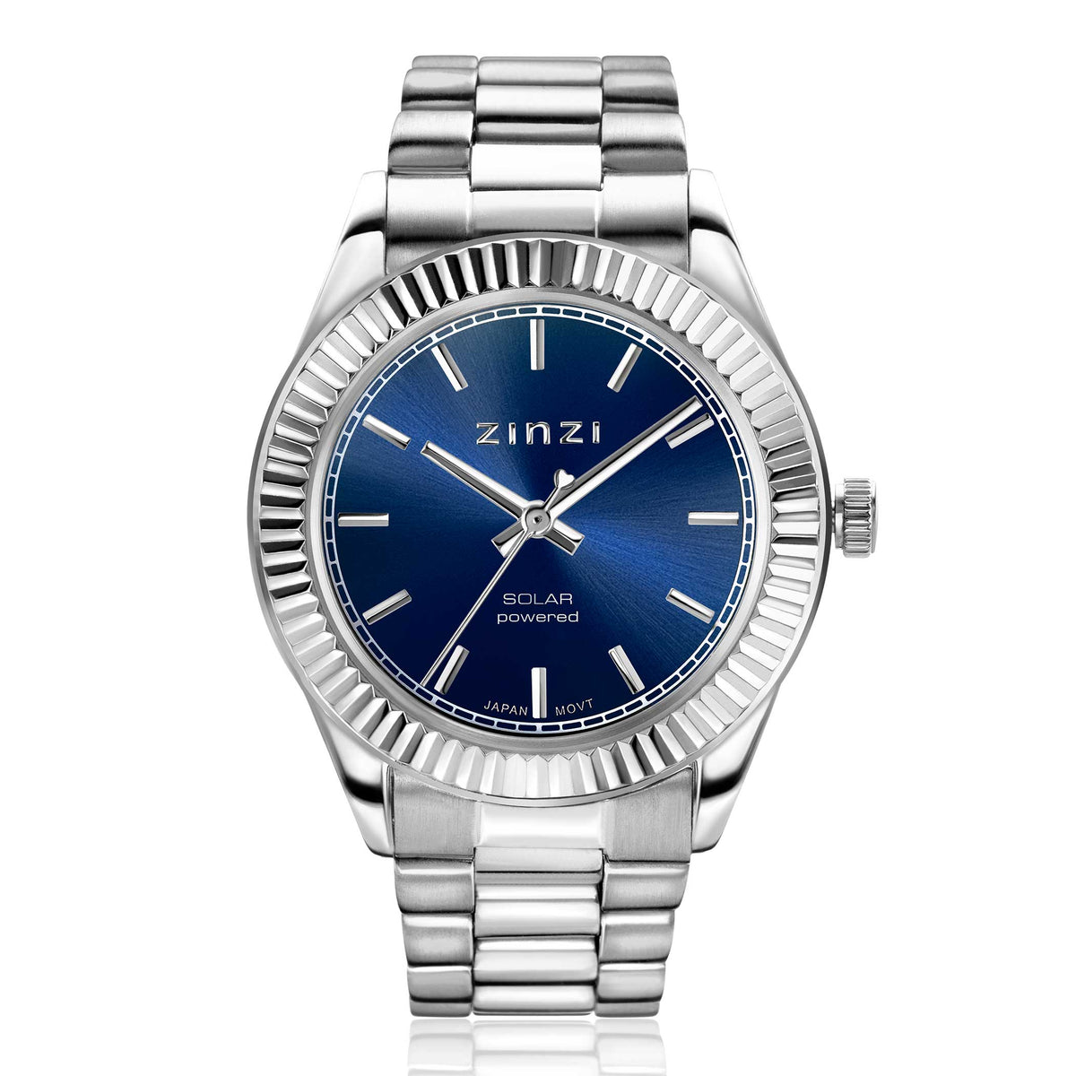 Reloj de acero plateado con esfera azul y bisel estriado.