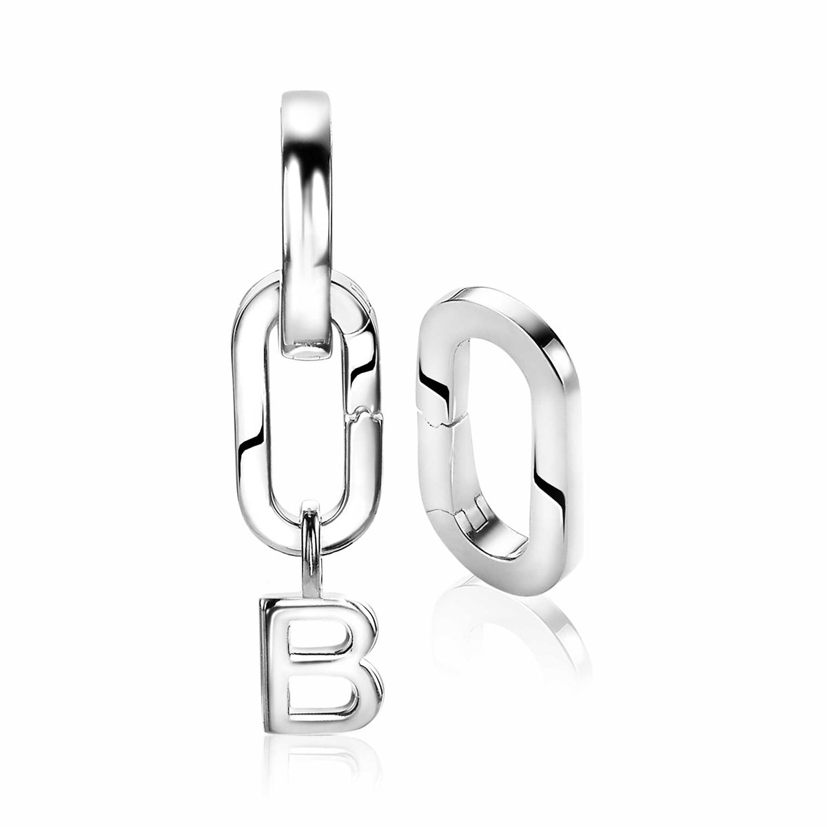 Pendientes de plata con forma de eslabones y un colgante con la letra B.