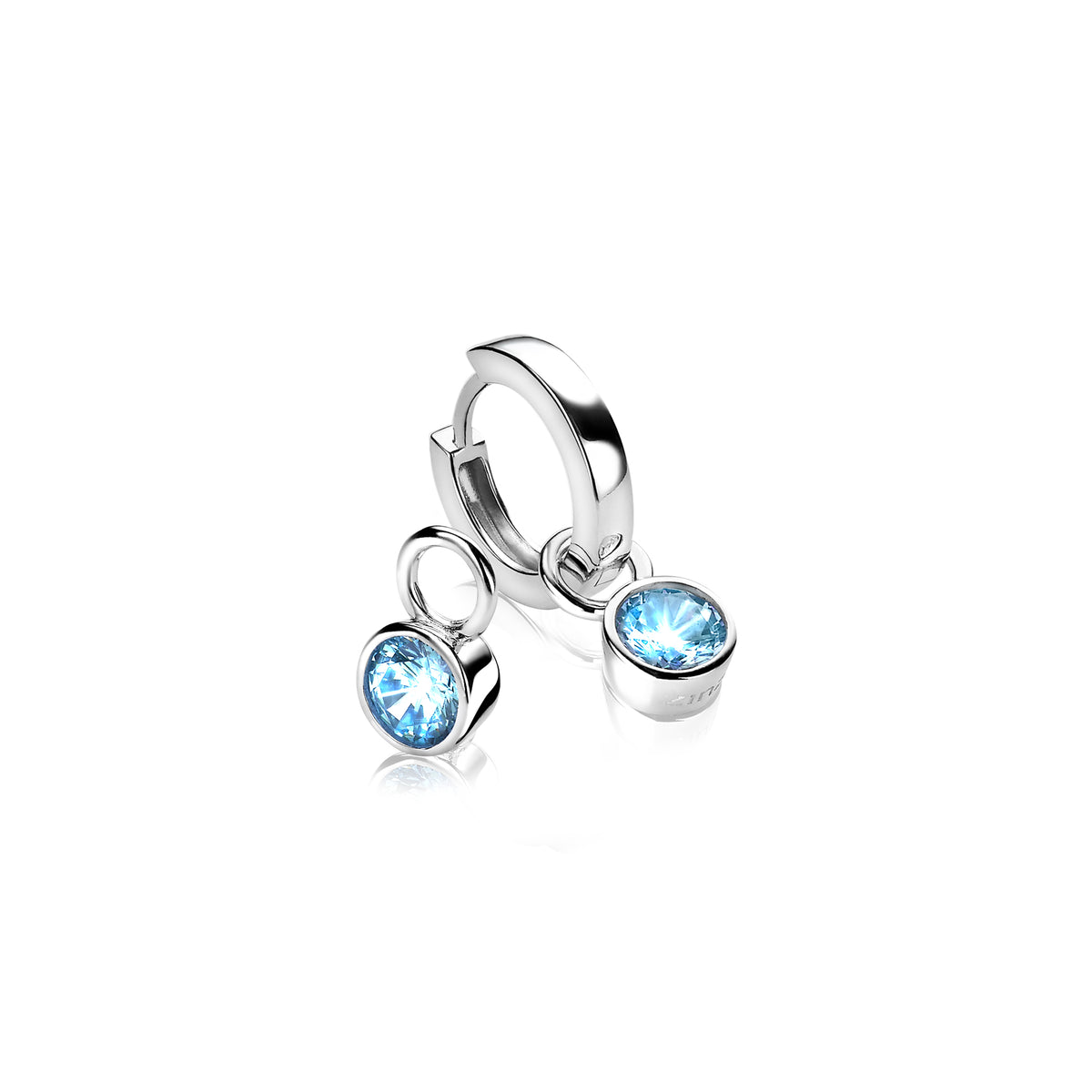 Pendientes de aro de plata con charms y piedras azules brillantes.