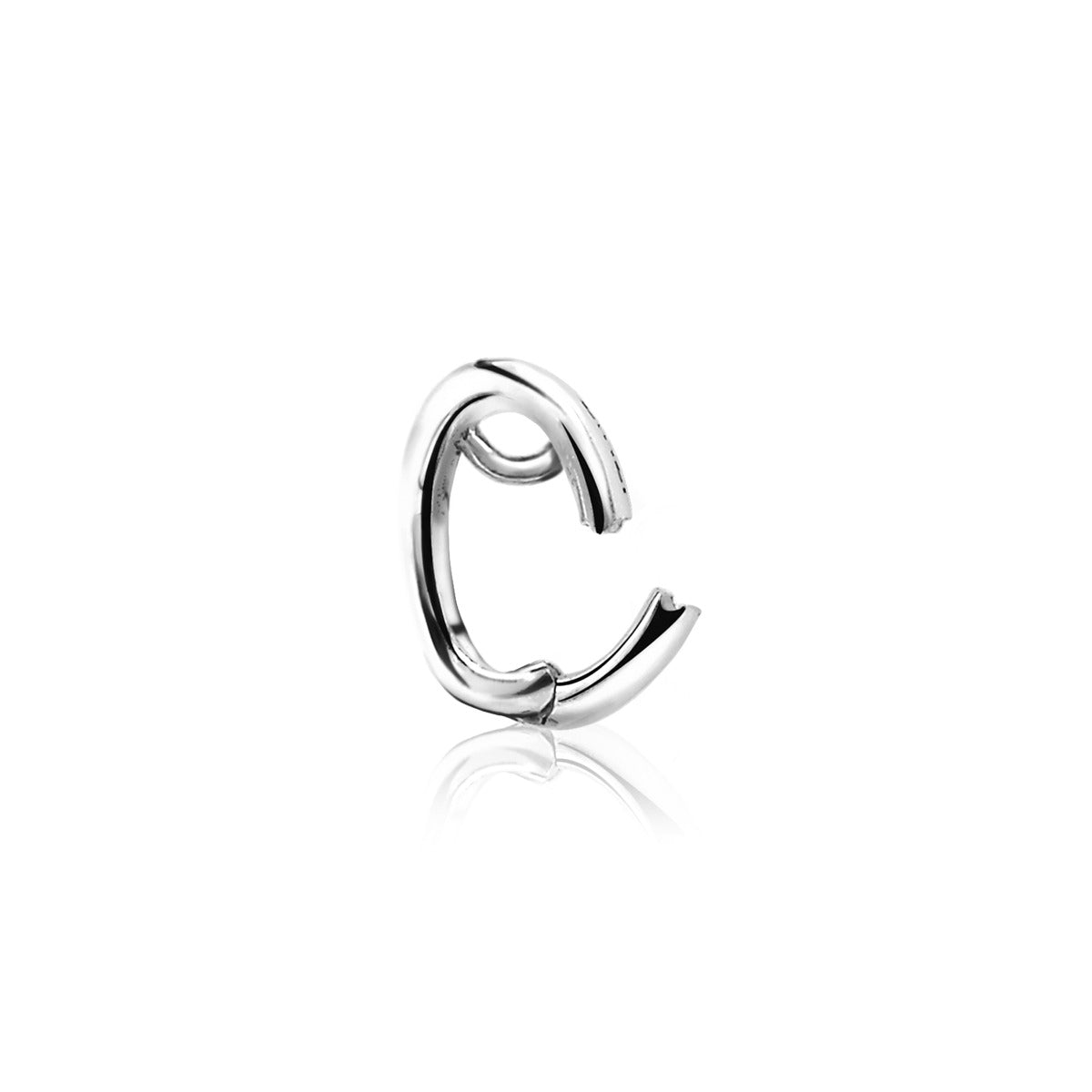 Pendiente de plata con diseño en forma de C, acabado brillante y moderno.