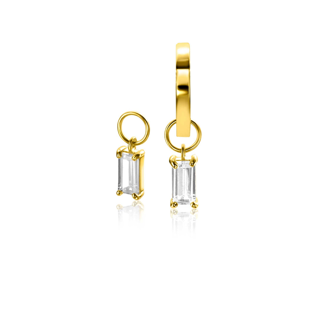 De Zinzi Oorbellen Goud Zgch424 bestaat uit twee asymmetrische gouden creolen uit de ZINZI Gold-collectie, elk met een hangende rechthoekige zirkonia-edelsteen, naast elkaar afgebeeld op een witte achtergrond.