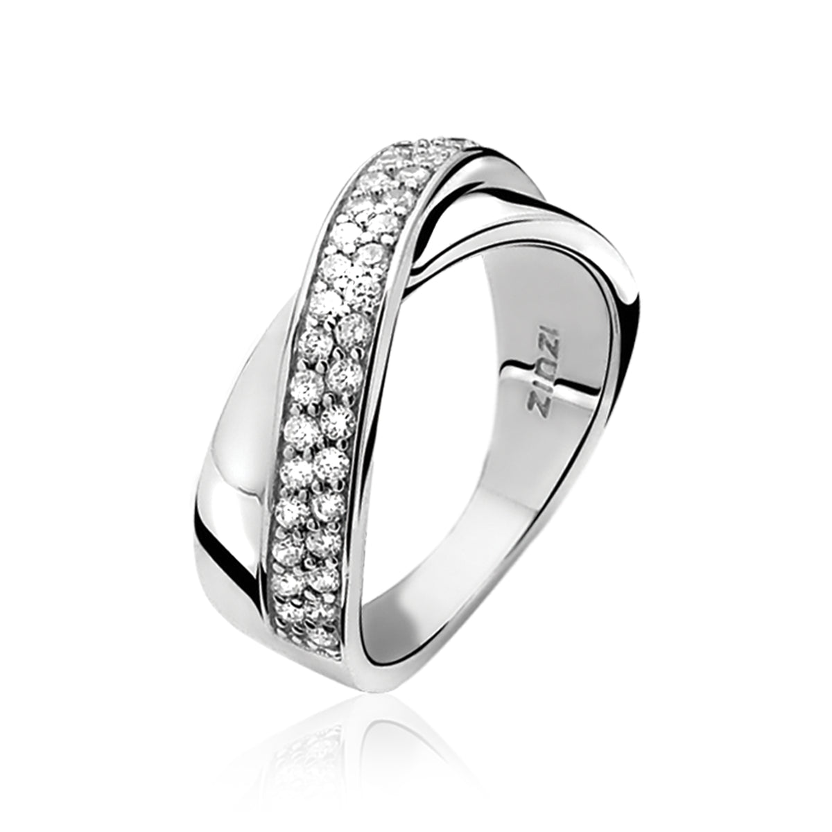 Anillo de plata con pavé de piedras brillantes en el centro y diseño curvado.