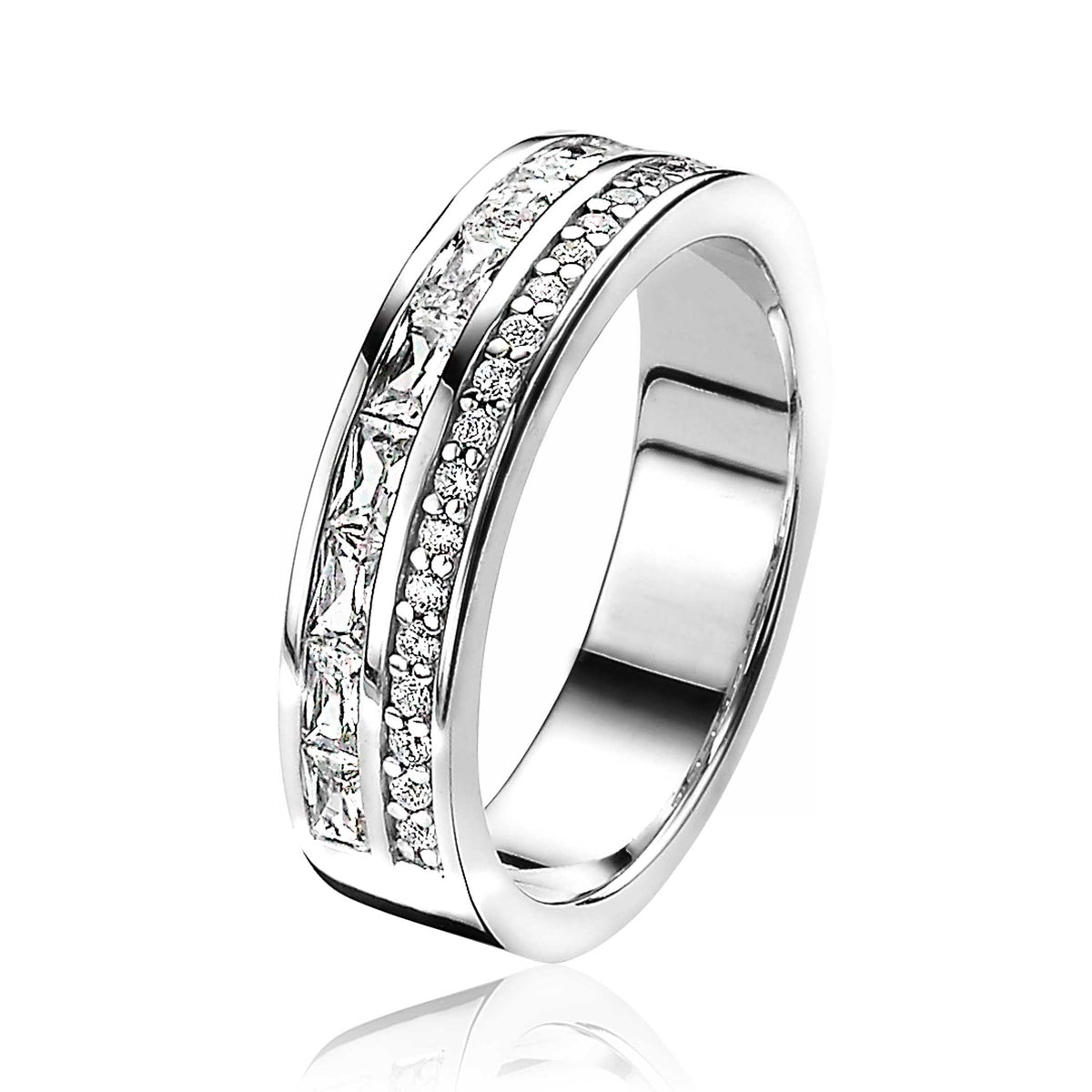 Anillo de plata con detalles de circonitas y diseño elegante.