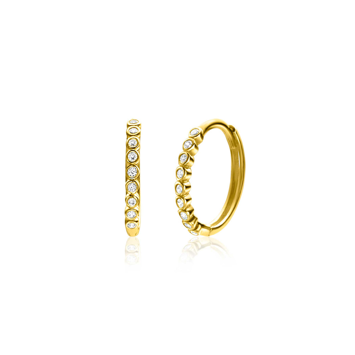 Pendientes de aro dorados con circonitas brillantes en un diseño elegante.