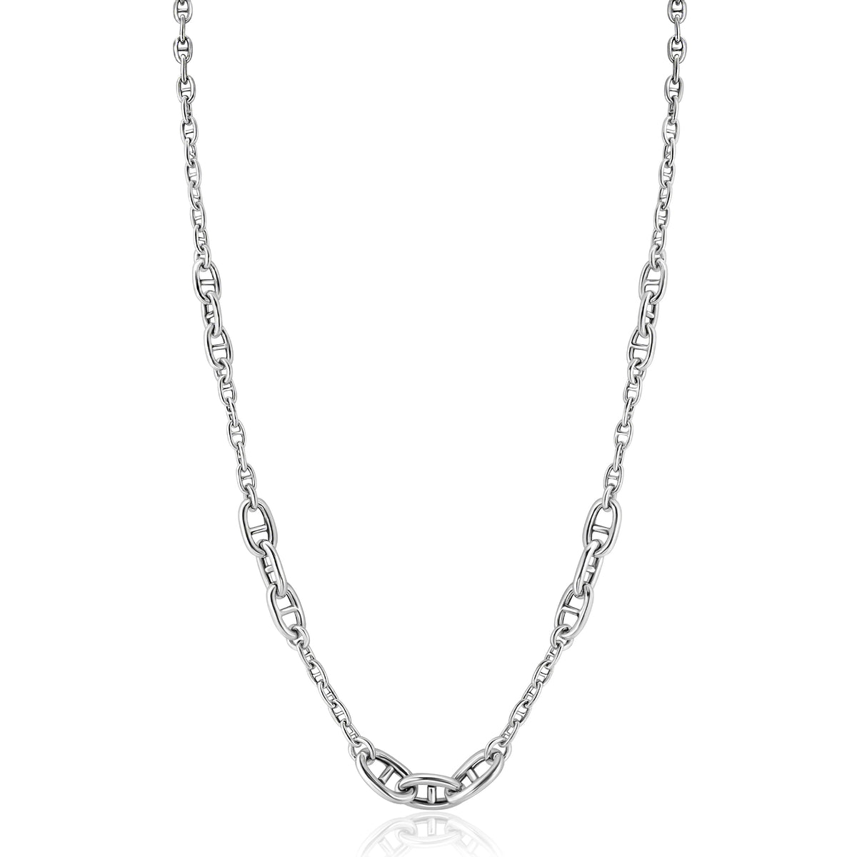 Cadena de plata con eslabones alternos y un diseño delicado.