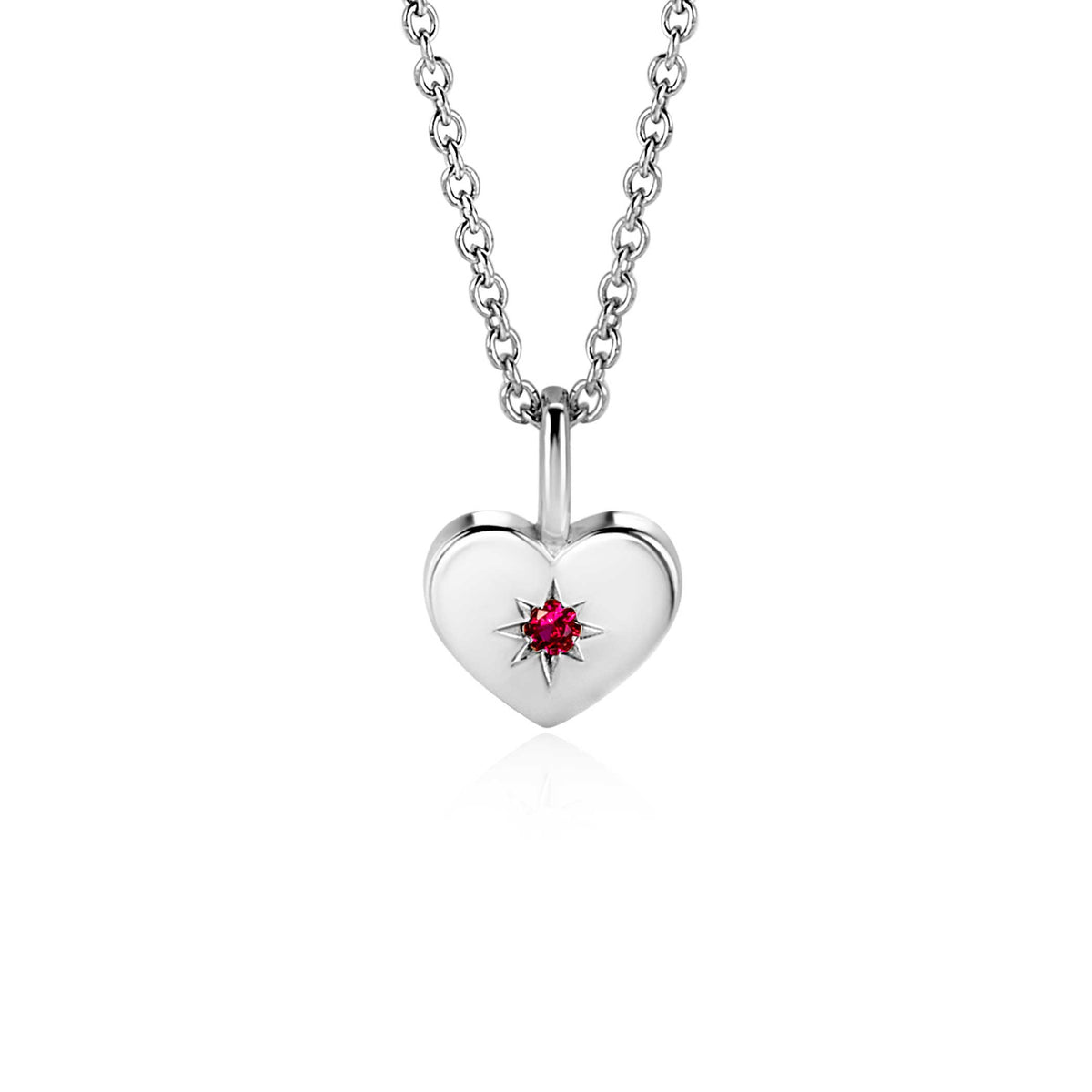 Colgante de corazón plateado con un cristal rojo en el centro, suspendido de una cadena.