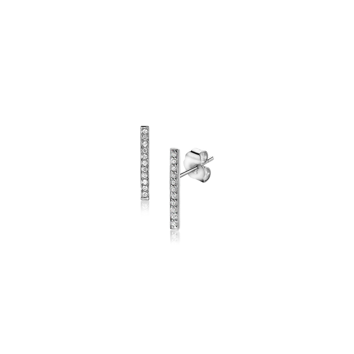 Pendientes largos de plata con un diseño rectangular y adornos de circonitas brillantes.