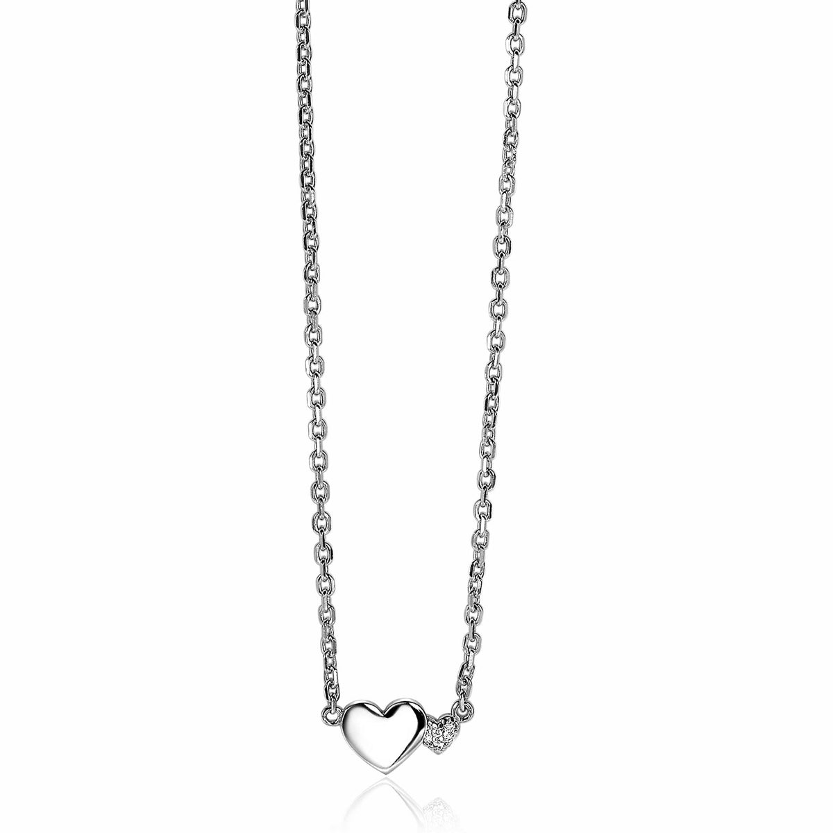 Cadena de plata con colgante en forma de corazón y detalle de circonitas.
