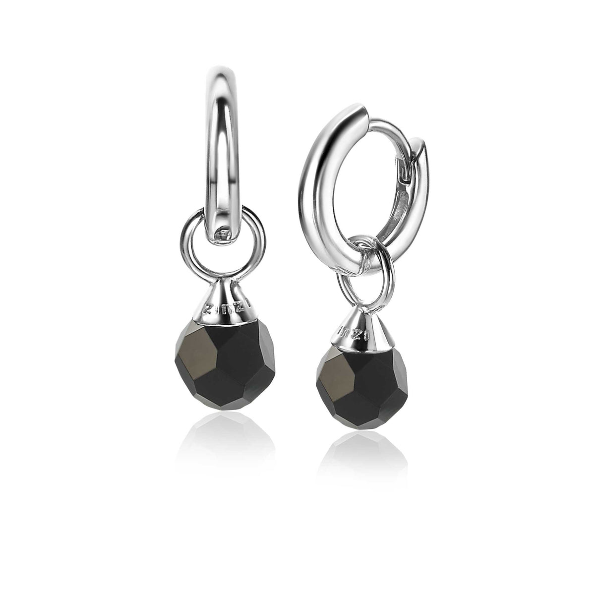 Pendientes de aro plateados con charms de cristal negro facetado.