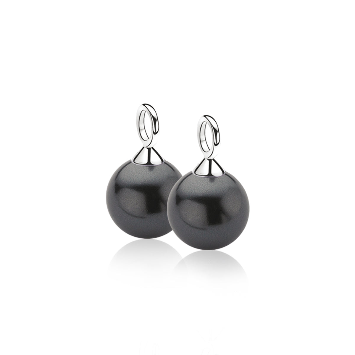 Pendientes de plata con esferas negras brillantes.