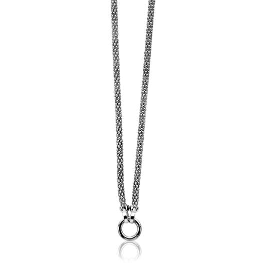Cadena de plata con diseño entrelazado y colgante circular en el centro.