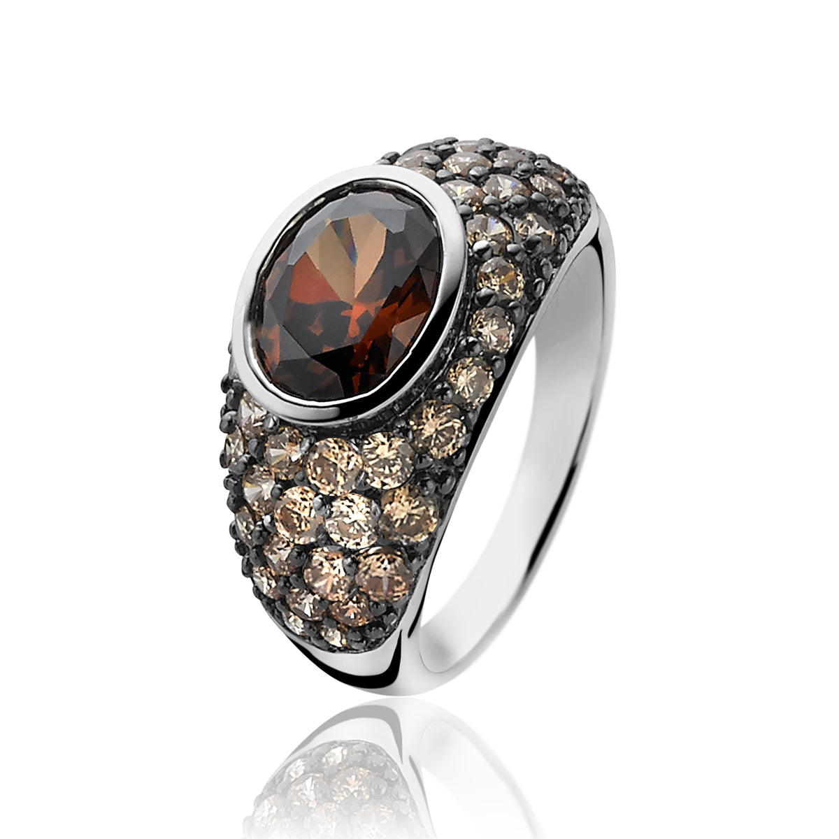 Anillo de plata con piedra central marrón y detalles de circonitas en tonos oscuros.