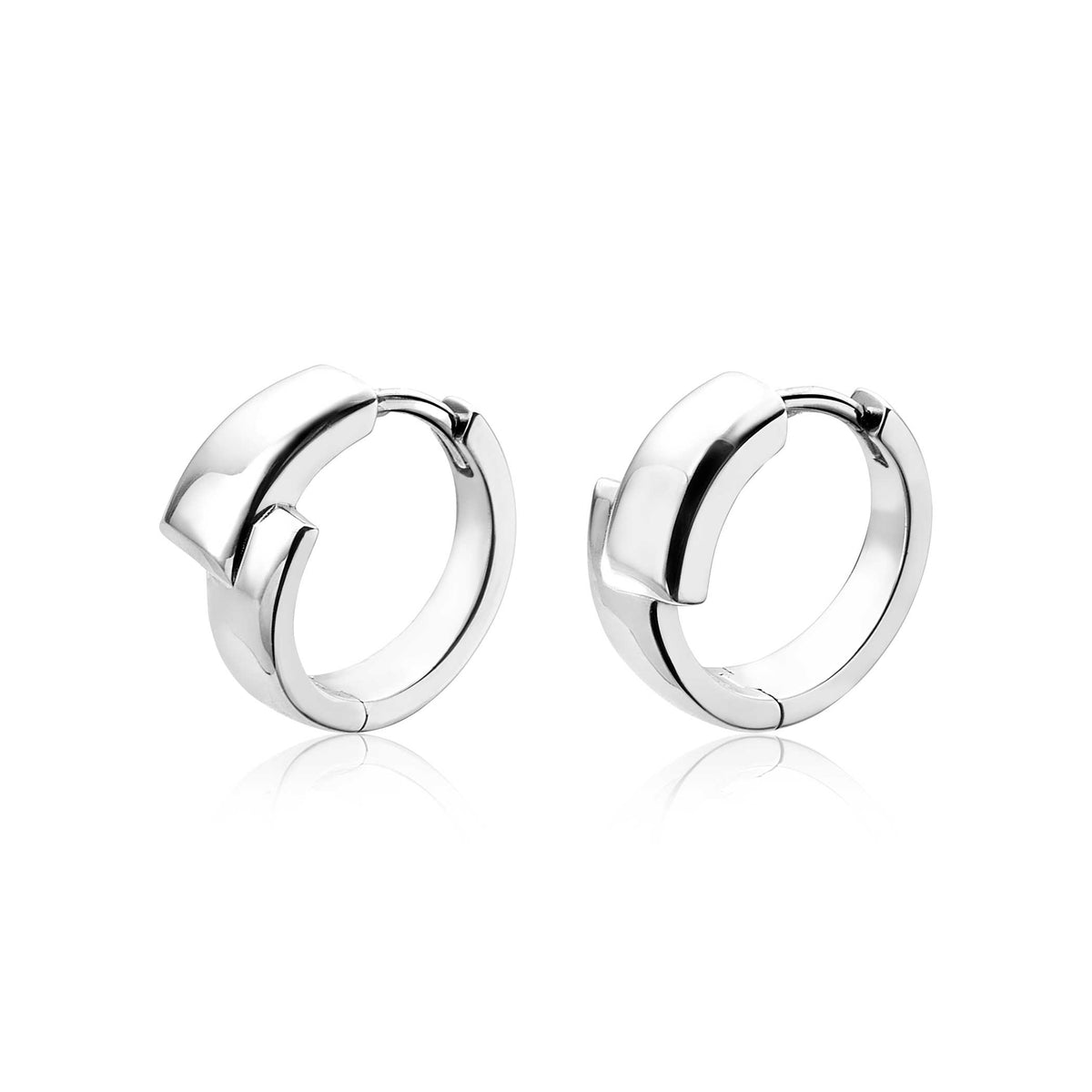 Pendientes de aro plateados con un diseño moderno y pulido.