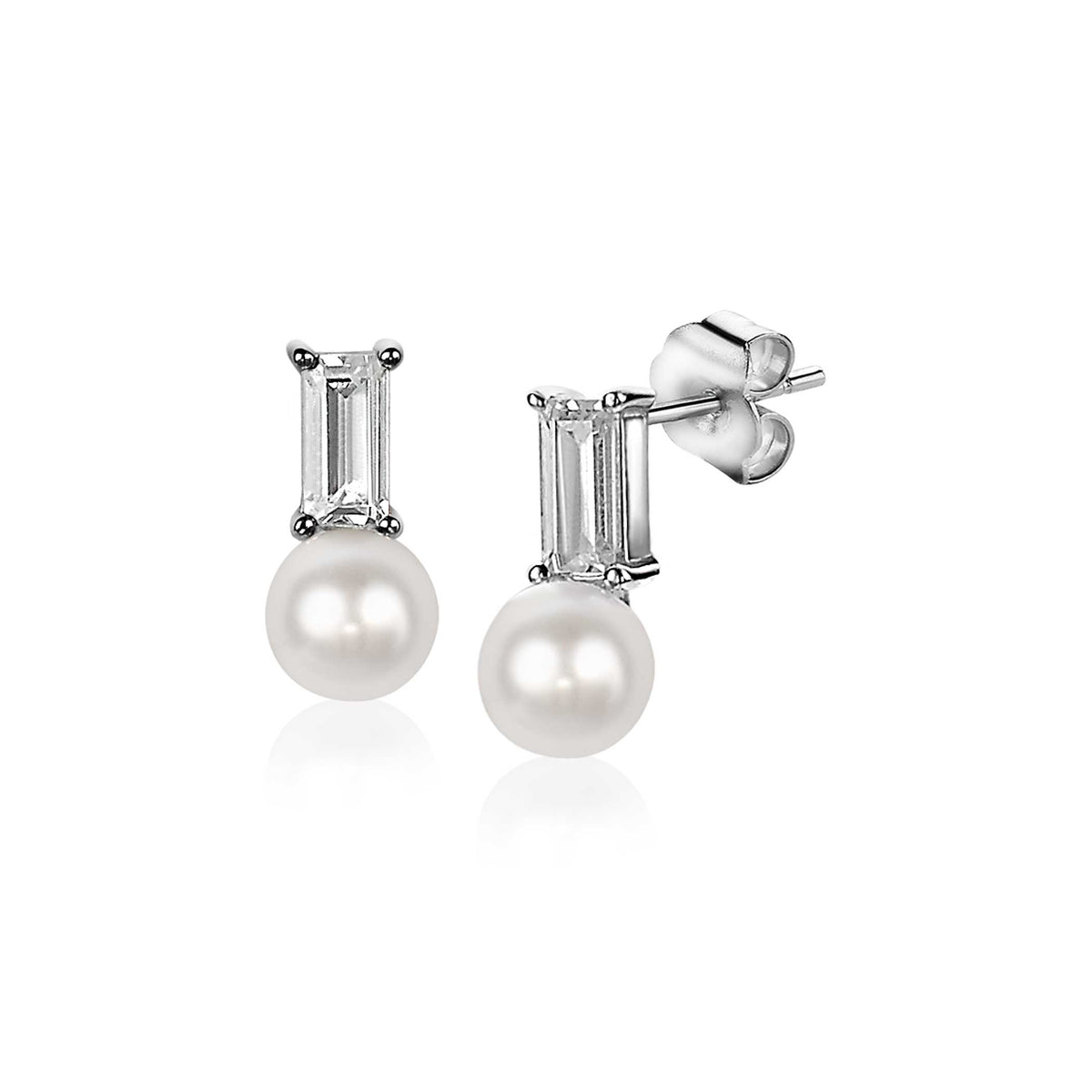 Pendientes de plata con perla blanca y detalles en forma de esmeralda.