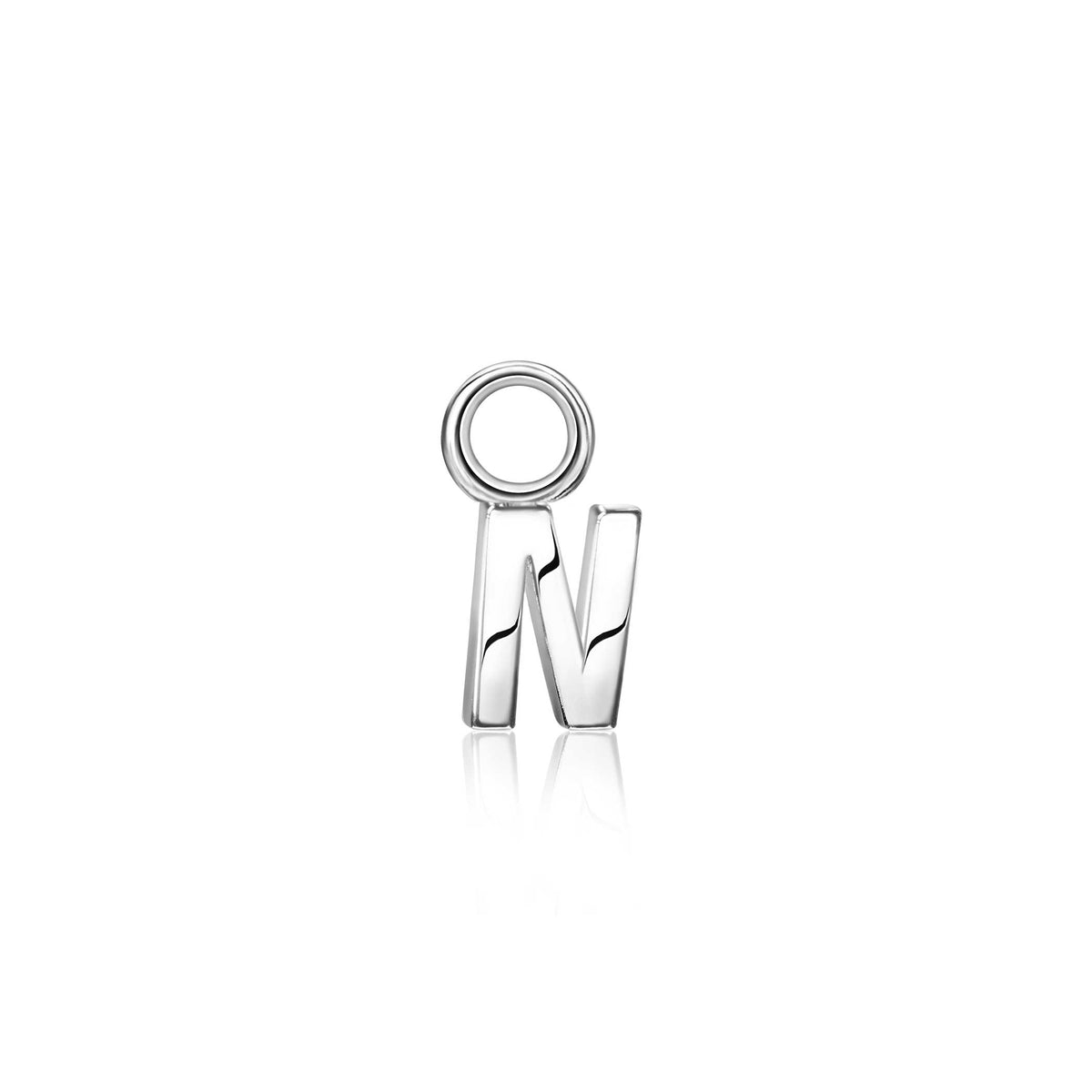 Pendiente de plata con diseño moderno en forma de letra "N" y un aro superior.