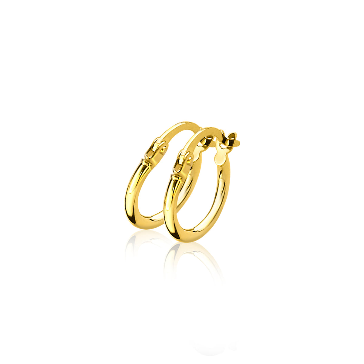 Pendientes de aro dorados con un acabado brillante y diseño sencillo.