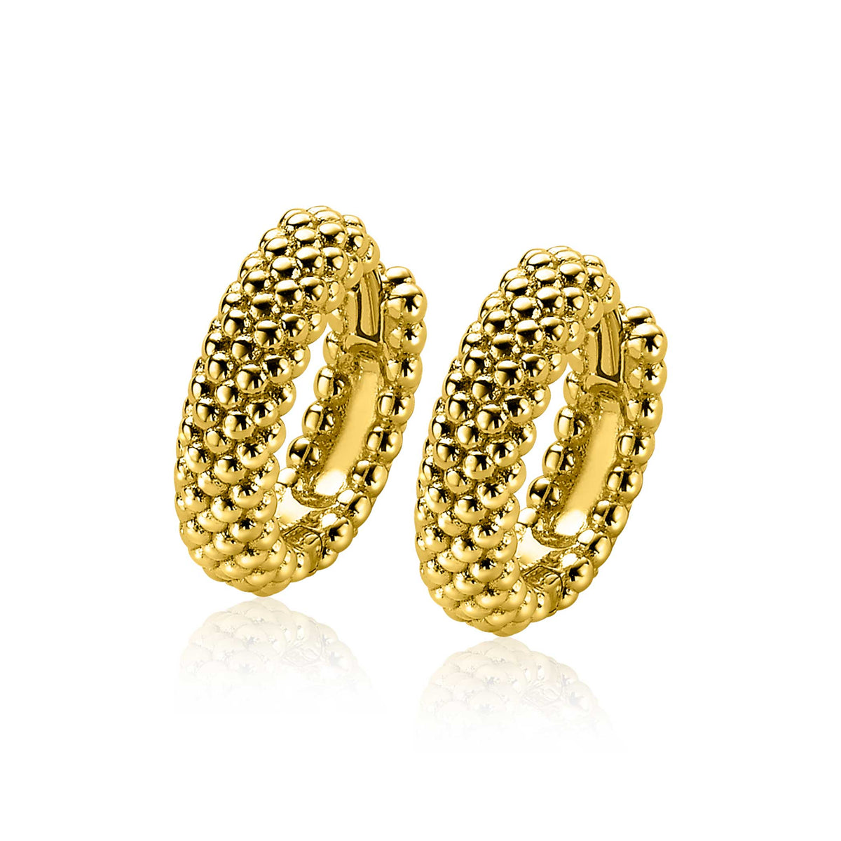 Pendientes de aro chapados en oro con textura de bolitas.