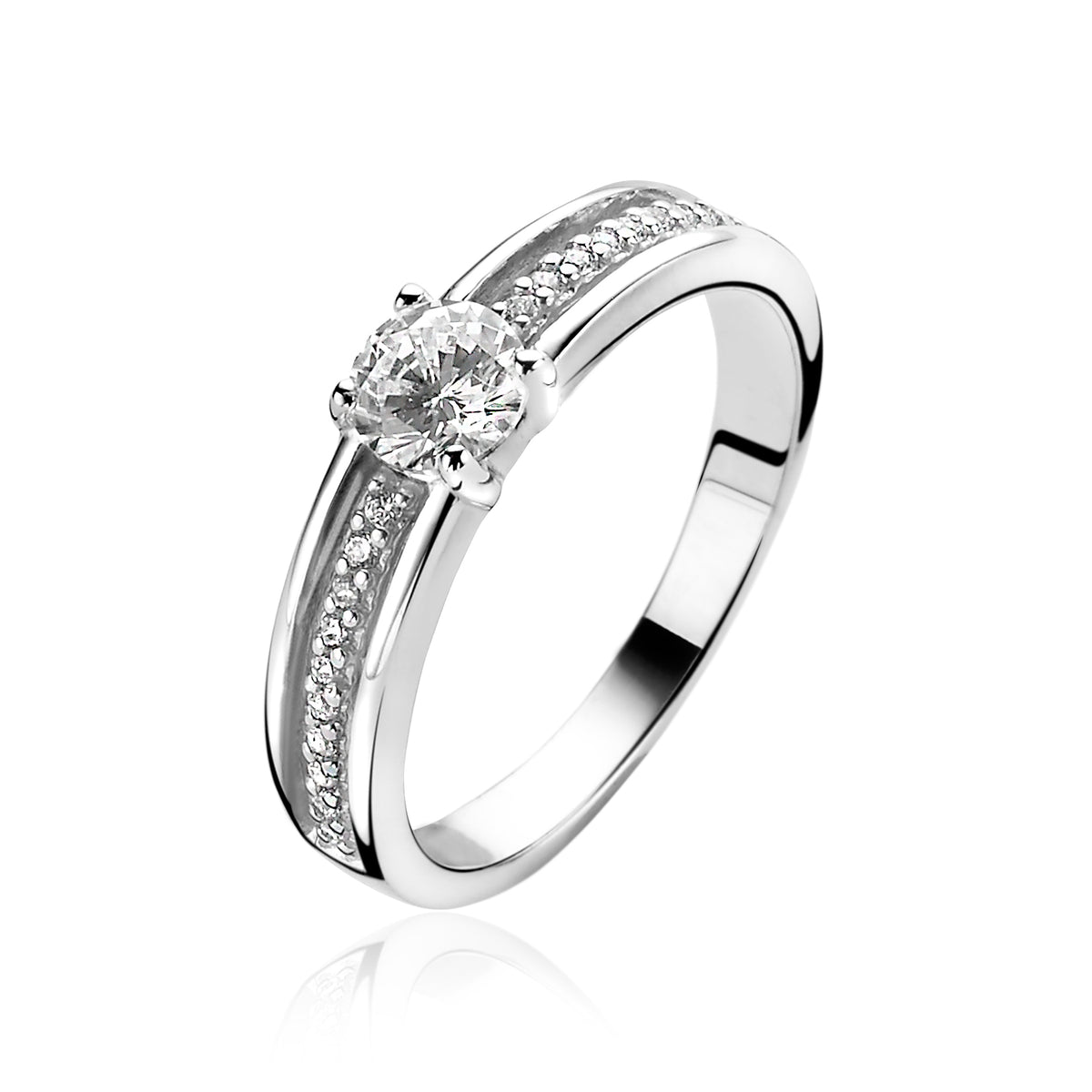 Anillo de plata con un brillante central y detalles de circonitas en los laterales.