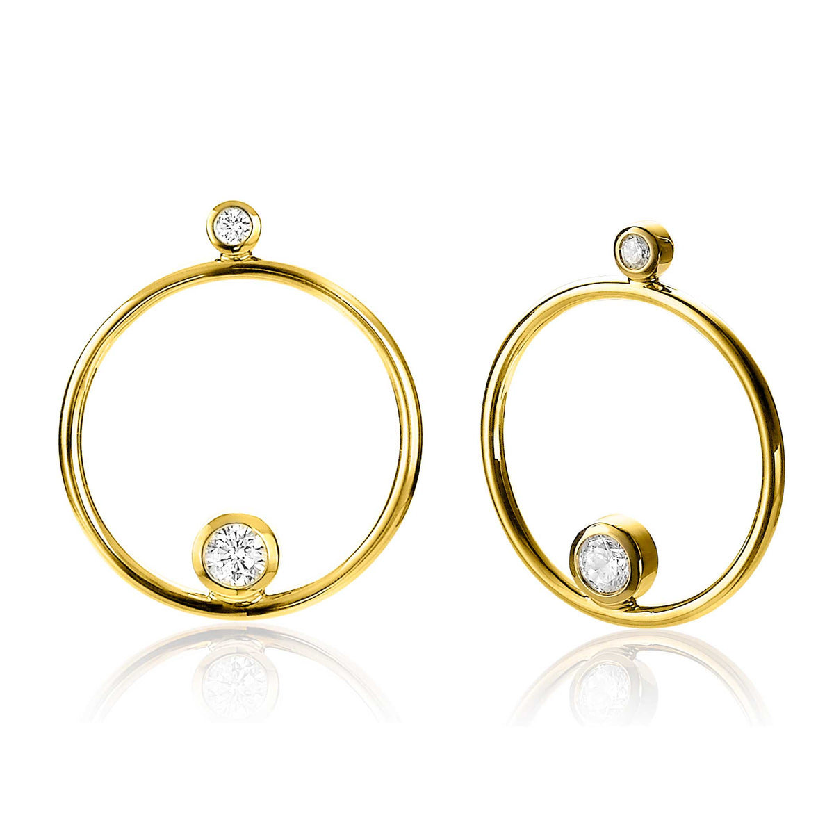 Pendientes de aro dorados con dos circonitas brillantes en el centro.