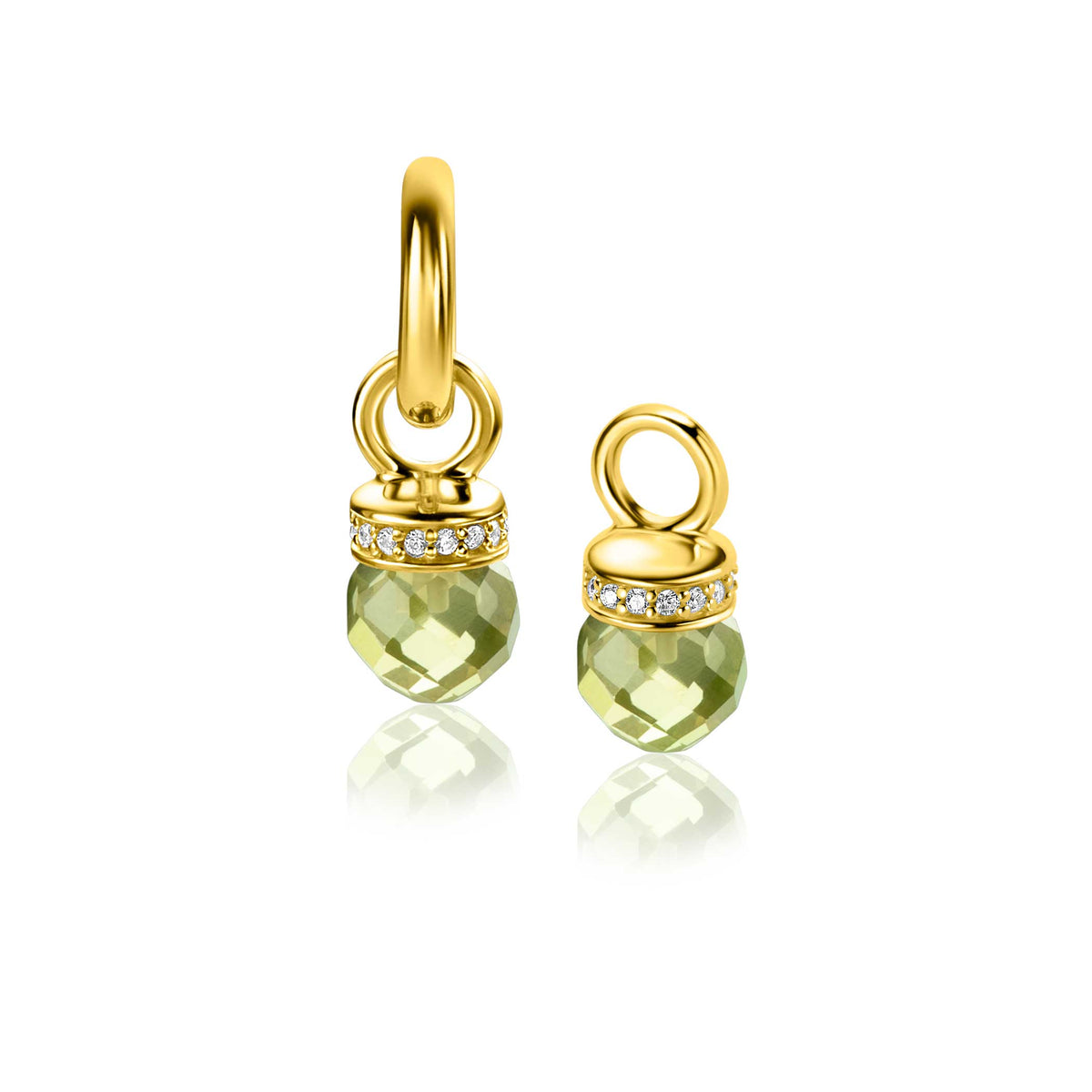 Pendientes de aro dorados con charm de piedra facetada verde y detalles de circonitas.