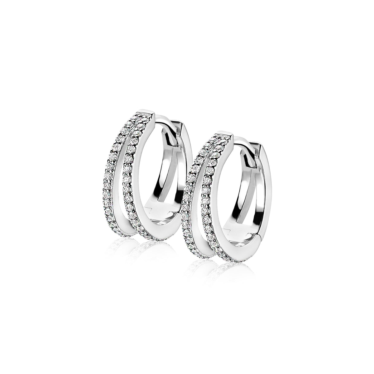 Pendientes de aro plateados con detalles de circonitas brillantes.
