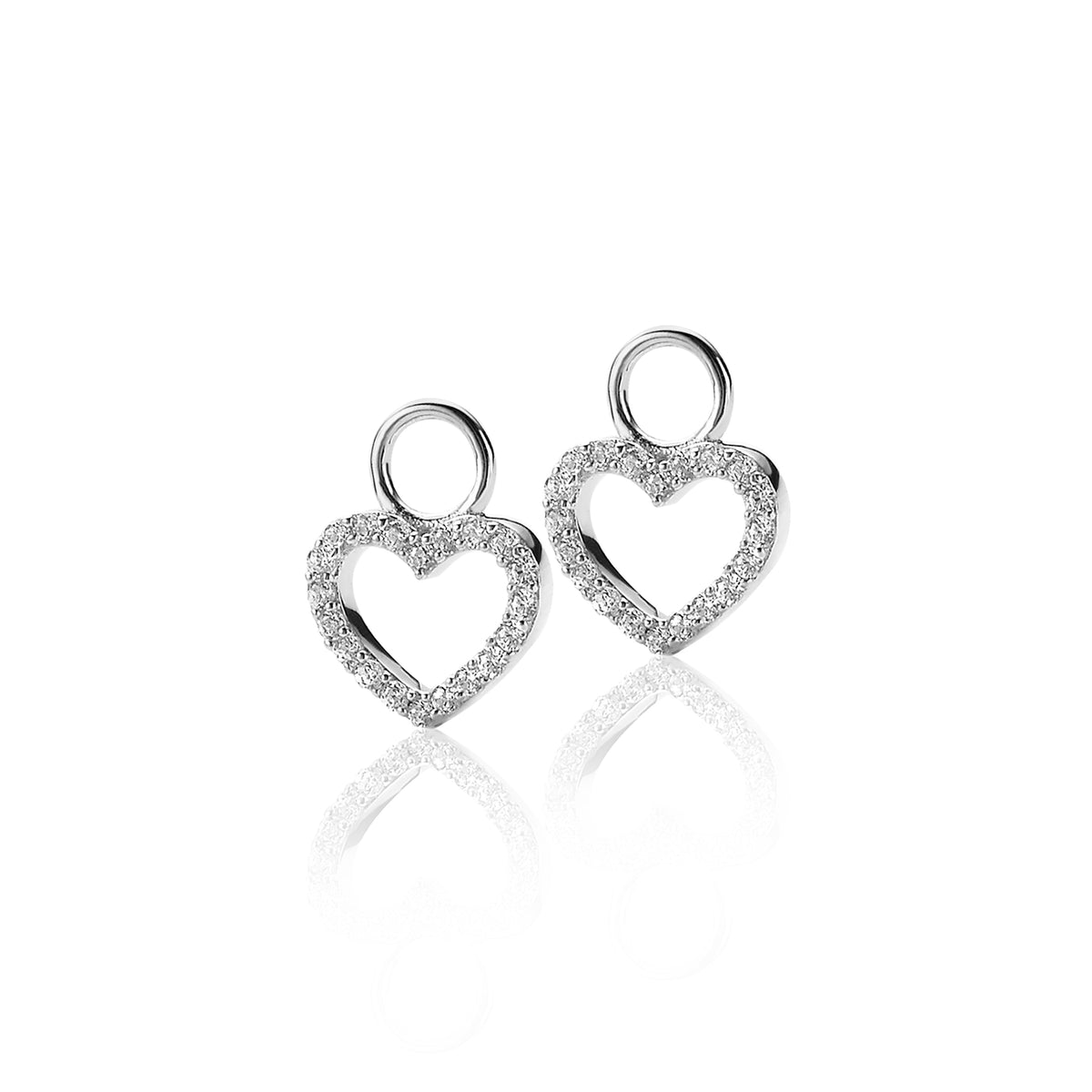 Pendientes de plata en forma de corazón con detalles brillantes.