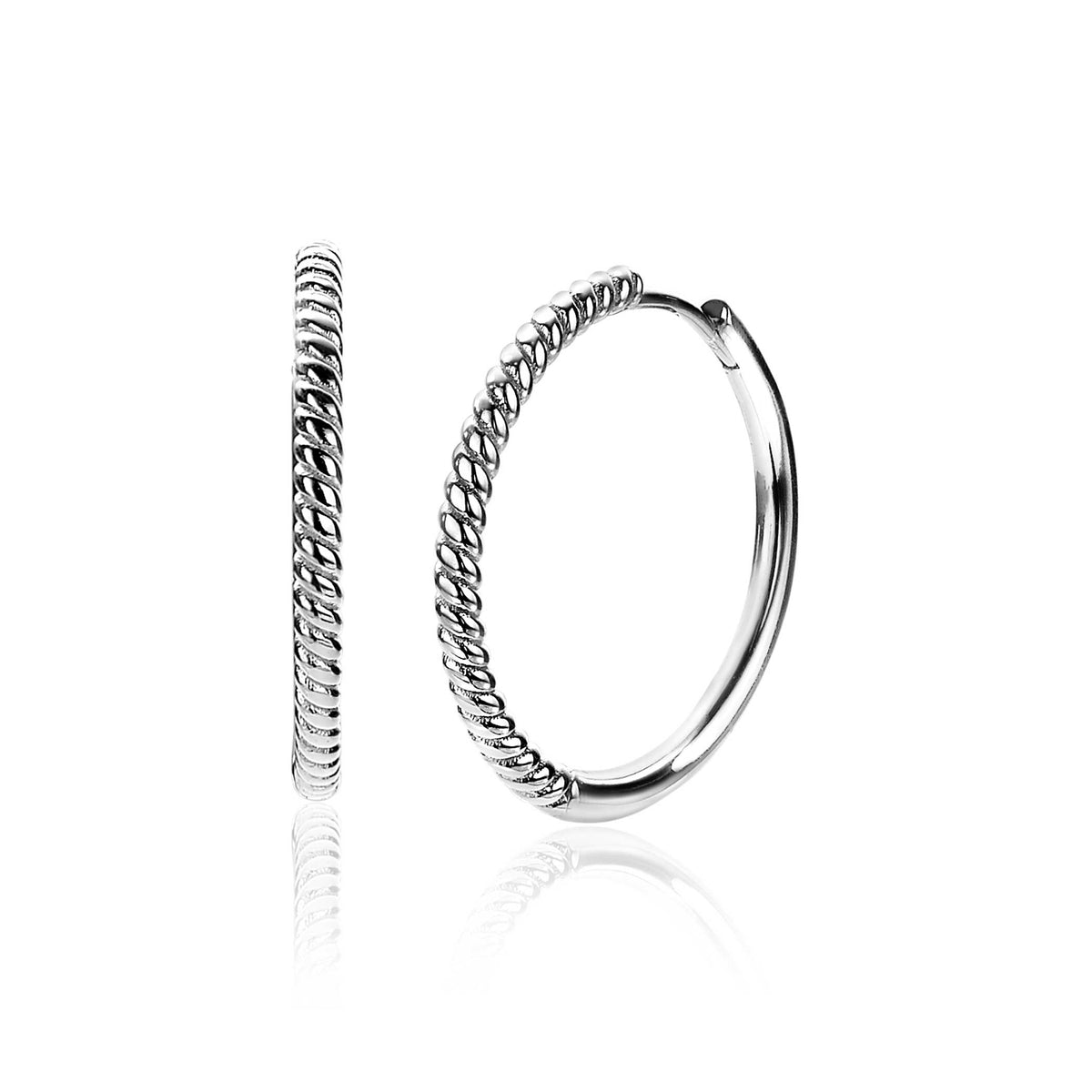 Aros de plata con diseño trenzado y acabado brillante.