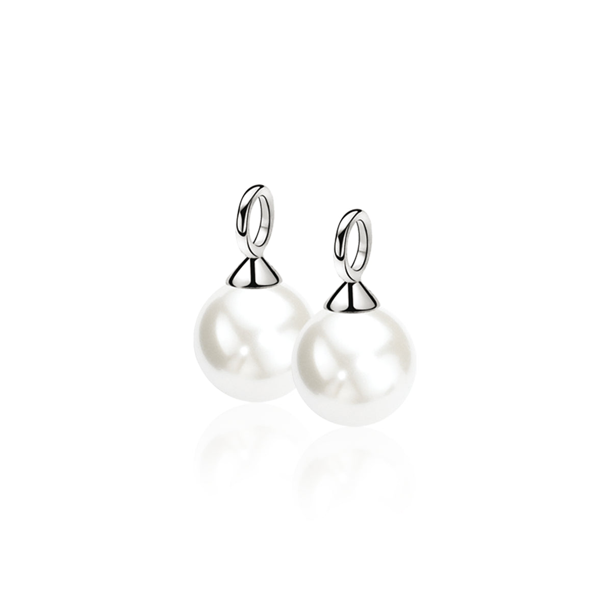 Pendientes de plata con perlas blancas y detalles en forma de cono.