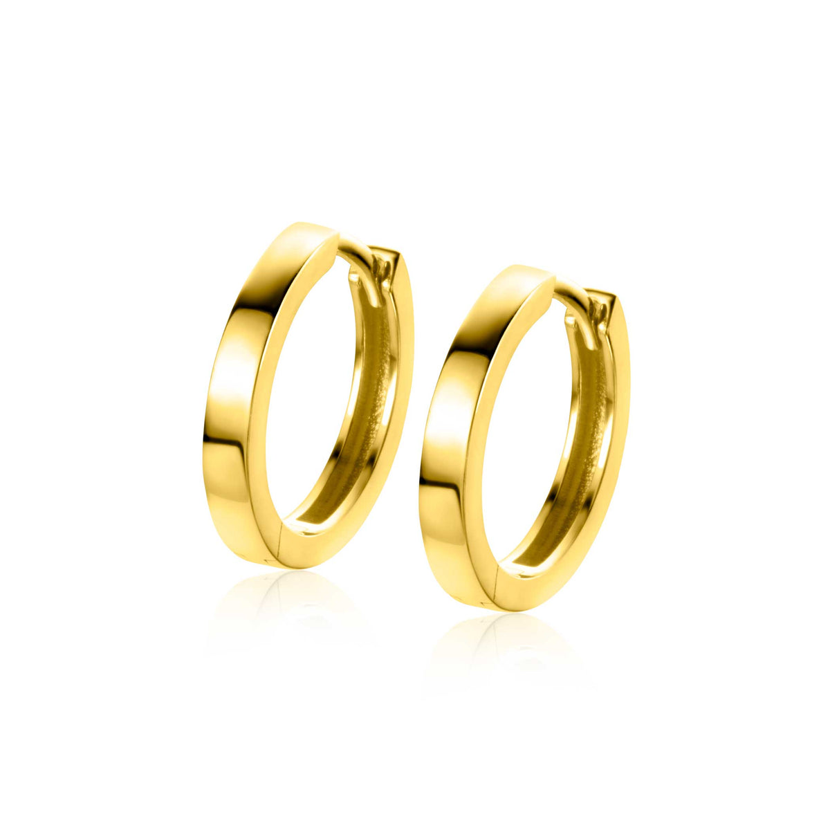 Pendientes de aro dorados con un diseño liso y moderno.