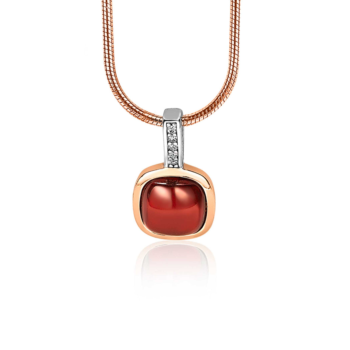 Colgante dorado con piedra roja y detalle de circonitas, montado en cadena fina.