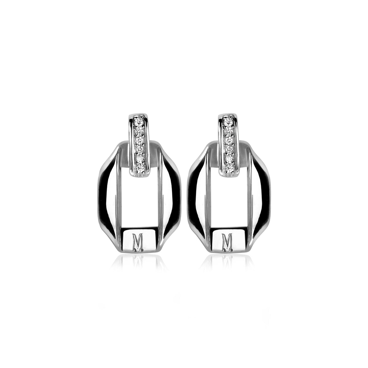 Pendientes de plata con diseño geométrico y detalles brillantes.
