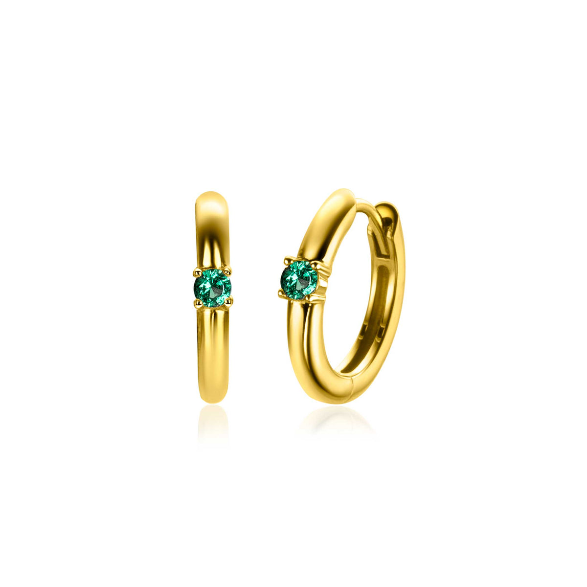 Pendientes de aro dorados con un pequeño cristal verde en el centro.